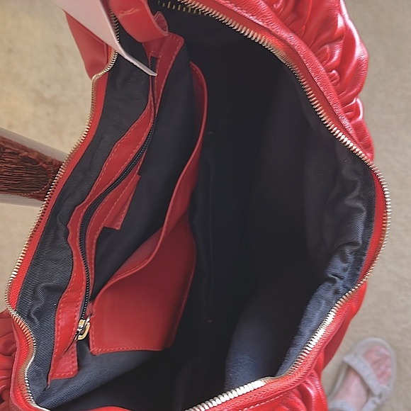 NWT - Liviana Conti ~$450 MSRP - Large Sling Bag in Red Leather - Picture 7 of 9